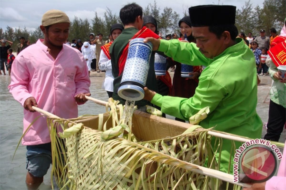 Masyarakat Bangka Gelar Tradisi Rebo Kasan