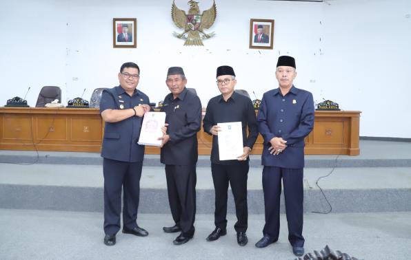 Dalam rangka meningkatkan transparansi dan akuntabilitas pengelolaan keuangan daerah, Pemerintah Kabupaten Bangka (Pemkab Bangka) baru-baru ini menyampaikan Rancangan Peraturan Daerah (Raperda) Anggaran Pendapatan dan Belanja Daerah (APBD) tahun 2024 beserta Nota Keuangan APBD kepada Dewan Perwakilan Rakyat Daerah (DPRD) Kabupaten Bangka. Penyampaian ini merupakan langkah penting dalam proses penyusunan anggaran untuk tahun mendatang, yang akan menjadi acuan dalam melaksanakan program-program pembangunan daerah. Dalam artikel ini, kita akan membahas beberapa aspek penting terkait Raperda APBD 2024 dan Nota Keuangan, mulai dari tujuan dan strategi anggaran, proyeksi penerimaan dan belanja, hingga dampak yang diharapkan bagi masyarakat Kabupaten Bangka. 1. Tujuan dan Strategi Penyusunan Raperda APBD 2024 Penyusunan Raperda APBD 2024 oleh Pemkab Bangka didasarkan pada sejumlah pertimbangan yang strategis. Pertama, tujuan utama dari penyusunan anggaran adalah untuk memfasilitasi pembangunan daerah yang berkelanjutan dan berkeadilan. Dalam konteks ini, Pemkab Bangka berkomitmen untuk mengalokasikan sumber daya yang ada secara efisien dan efektif, dengan memperhatikan kebutuhan masyarakat yang beragam. Strategi penyusunan Raperda APBD juga mencakup penyelarasan dengan visi dan misi pemerintah daerah yang telah ditetapkan. Hal ini melibatkan perencanaan program yang sejalan dengan prioritas pembangunan, seperti pengembangan infrastruktur, pendidikan, kesehatan, dan pemberdayaan ekonomi lokal. Dalam proses ini, Pemkab Bangka juga melibatkan partisipasi masyarakat untuk mendapatkan masukan yang konstruktif guna merumuskan kebijakan yang lebih tepat sasaran. Selain itu, Raperda APBD 2024 diharapkan dapat mendorong investasi dan penciptaan lapangan kerja di wilayah Kabupaten Bangka. Dalam menghadapi tantangan ekonomi yang beragam, seperti dampak pandemi dan perubahan iklim, Pemkab Bangka berusaha untuk menciptakan iklim investasi yang kondusif. Ini termasuk menyediakan insentif bagi pelaku usaha, serta memperbaiki infrastruktur yang mendukung kegiatan ekonomi, sehingga pertumbuhan ekonomi daerah dapat terjaga. Dengan memperhatikan semua aspek di atas, Pemkab Bangka berharap Raperda APBD 2024 dapat menjadi fondasi yang kokoh untuk mencapai tujuan pembangunan daerah yang lebih baik. Seluruh elemen masyarakat diharapkan dapat merasakan dampak positif dari kebijakan anggaran ini, yang pada akhirnya mendukung peningkatan kualitas hidup masyarakat Kabupaten Bangka. 2. Proyeksi Penerimaan dan Belanja APBD 2024 Dalam Raperda APBD 2024, Pemkab Bangka telah menyusun proyeksi penerimaan dan belanja yang realistis dan terukur. Dalam rangka meningkatkan pendapatan asli daerah (PAD), Pemkab Bangka berencana untuk mengoptimalkan potensi pajak dan retribusi yang ada. Ini mencakup pemetaan potensi pajak daerah, penguatan sistem administrasi perpajakan, serta peningkatan kesadaran masyarakat akan kewajiban perpajakan. Selain itu, Pemkab Bangka juga akan berfokus pada peningkatan kerjasama dengan pihak ketiga, baik itu sektor swasta maupun lembaga internasional, untuk menarik investasi yang dapat meningkatkan penerimaan daerah. Melalui program-program inovatif dan kolaboratif, diharapkan akan ada peningkatan yang signifikan dalam penerimaan daerah. Dari sisi belanja, Pemkab Bangka mengalokasikan anggaran untuk berbagai sektor prioritas, seperti pendidikan, kesehatan, infrastruktur, dan program social safety net untuk masyarakat yang kurang mampu. Dalam Raperda ini, belanja untuk sektor pendidikan dan kesehatan menjadi prioritas utama, mengingat pentingnya peningkatan kualitas pendidikan dan layanan kesehatan bagi masyarakat. Belanja infrastruktur juga mendapatkan porsi yang signifikan, dengan fokus pada pembangunan jalan, fasilitas umum, dan pemeliharaan sarana prasarana yang ada, untuk mendukung mobilitas dan konektivitas di wilayah Kabupaten Bangka. Pemkab Bangka berkomitmen untuk melakukan pengawasan yang ketat terhadap penggunaan anggaran, agar semua program dapat dilaksanakan sesuai rencana dan memberikan manfaat yang maksimal bagi masyarakat. 3. Dampak Raperda APBD 2024 Terhadap Masyarakat Raperda APBD 2024 diharapkan dapat memberikan dampak positif yang signifikan terhadap masyarakat Kabupaten Bangka. Dengan alokasi anggaran yang berfokus pada kebutuhan dasar masyarakat, seperti pendidikan dan kesehatan, diharapkan kualitas hidup masyarakat akan meningkat. Program-program yang dicanangkan dalam Raperda ini bertujuan untuk mengurangi kesenjangan sosial dan meningkatkan daya beli masyarakat. Selain itu, dengan adanya peningkatan investasi dan penciptaan lapangan kerja, diharapkan angka pengangguran di Kabupaten Bangka dapat berkurang. Program-program pemberdayaan ekonomi lokal dan dukungan terhadap usaha mikro, kecil, dan menengah (UMKM) menjadi salah satu upaya untuk menciptakan peluang usaha dan meningkatkan kesejahteraan masyarakat. Dampak lain yang diharapkan dari Raperda APBD 2024 adalah peningkatan partisipasi masyarakat dalam pembangunan. Melalui keterlibatan masyarakat dalam perencanaan dan pelaksanaan program, diharapkan akan tercipta rasa memiliki masyarakat terhadap pembangunan yang ada. Ini akan meningkatkan kesadaran masyarakat untuk berkontribusi dalam pembangunan daerah. Pemkab Bangka juga berharap bahwa melalui transparansi dan akuntabilitas pengelolaan anggaran, kepercayaan masyarakat terhadap pemerintah daerah akan semakin meningkat. Dengan demikian, kolaborasi antara pemerintah dan masyarakat dapat terwujud untuk mencapai tujuan pembangunan yang lebih baik dan berkelanjutan. 4. Proses Pengesahan Raperda dan Tindak Lanjut Setelah penyampaian Raperda APBD 2024 dan Nota Keuangan, langkah selanjutnya adalah proses pembahasan oleh DPRD Kabupaten Bangka. Dalam proses ini, DPRD akan melakukan evaluasi terhadap Raperda yang diajukan, meliputi aspek-aspek substansi dan teknis penyusunan anggaran. Ini adalah momen penting di mana DPRD dapat memberikan masukan, saran, dan rekomendasi untuk penyempurnaan Raperda tersebut. Setelah dibahas dan disetujui, Raperda APBD 2024 akan ditetapkan menjadi Peraturan Daerah. Proses ini diharapkan dapat berlangsung dalam waktu yang efisien, sehingga anggaran dapat segera diimplementasikan pada awal tahun 2024. Pemkab Bangka juga berkomitmen untuk melaksanakan ketentuan-ketentuan yang tercantum dalam Raperda dengan penuh tanggung jawab. Setelah pengesahan, Pemkab Bangka akan melanjutkan dengan proses sosialisasi kepada masyarakat, agar masyarakat memahami isi dan tujuan dari Raperda yang telah disetujui. Ini penting untuk memastikan bahwa masyarakat dapat berpartisipasi aktif dalam proses pembangunan yang akan dilaksanakan. Pemkab Bangka juga akan melakukan evaluasi secara berkala untuk menilai pencapaian dari program-program yang dianggarkan, serta melakukan penyesuaian jika diperlukan. Dengan demikian, Raperda APBD 2024 diharapkan tidak hanya menjadi dokumen formal, tetapi juga dapat menjadi panduan strategis bagi Pemkab Bangka dalam melaksanakan pembangunan yang berkelanjutan dan memberikan manfaat sebesar-besarnya bagi masyarakat.