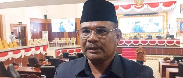 Provinsi Kepulauan Bangka Belitung (Babel) akan segera memiliki Penjabat (Pj) Gubernur yang baru. Pelantikan Pj Gubernur Babel rencananya akan dilaksanakan pada besok hari, menandai berakhirnya masa jabatan Gubernur definitif, Safrizal ZA. Seiring dengan mendekatnya pelantikan, sejumlah nama mulai bermunculan sebagai calon kuat untuk mengisi posisi strategis ini. Di tengah spekulasi dan rumor yang beredar, satu nama menonjol dan menjadi sorotan publik, yaitu [Nama calon Pj Gubernur]. Nama [Nama calon Pj Gubernur] bukanlah wajah baru di kancah pemerintahan. Ia memiliki rekam jejak yang cukup panjang dan pengalaman yang mumpuni dalam birokrasi, membuatnya menjadi figur yang potensial untuk memimpin Babel dalam periode transisi menuju Pemilihan Gubernur (Pilgub) 2024. Artikel ini akan mengulas secara mendalam mengenai [Nama calon Pj Gubernur] sebagai calon Pj Gubernur Babel, mulai dari latar belakang, pengalaman, kiprahnya di pemerintahan, hingga peluang dan tantangan yang dihadapinya jika terpilih. Latar Belakang dan Karier [Nama calon Pj Gubernur] [Nama calon Pj Gubernur] lahir di [Tempat lahir], [Tanggal lahir]. Ia menempuh pendidikan [Nama jenjang pendidikan] di [Nama lembaga pendidikan]. Setelah menyelesaikan pendidikannya, [Nama calon Pj Gubernur] memulai kariernya di [Nama lembaga/instansi] sebagai [Jabatan pertama]. Perjalanan karier [Nama calon Pj Gubernur] di dunia birokrasi terbilang cemerlang. Ia menjabat berbagai posisi strategis di berbagai instansi pemerintahan, antara lain: [Jabatan 1] di [Nama instansi] [Jabatan 2] di [Nama instansi] [Jabatan 3] di [Nama instansi] [Jabatan 4] di [Nama instansi] Selama menjabat berbagai posisi tersebut, [Nama calon Pj Gubernur] telah membuktikan dirinya sebagai birokrat yang kompeten, berdedikasi, dan memiliki integritas tinggi. Ia dikenal sebagai sosok yang tegas, profesional, dan selalu mengedepankan kepentingan rakyat dalam setiap kebijakan yang diambilnya. Kiprah [Nama calon Pj Gubernur] dalam Bidang [Bidang keahlian] [Nama calon Pj Gubernur] adalah seorang profesional di bidang [Bidang keahlian]. Ia memiliki pengalaman dan keahlian yang mendalam dalam [uraikan keahlian dan pengalaman di bidang tersebut]. [Contoh kasus atau proyek yang menonjol] Salah satu contoh nyata kiprah [Nama calon Pj Gubernur] dalam bidang [Bidang keahlian] adalah [uraikan contoh kasus atau proyek]. [uraikan detail kasus/proyek dan peran [Nama calon Pj Gubernur] di dalamnya]. [Dampak positif dari kasus/proyek] [Uraikan dampak positif dari kasus/proyek tersebut bagi masyarakat/instansi]. [Penghargaan/Pengakuan atas keahlian] [Nama calon Pj Gubernur] juga telah menerima berbagai penghargaan dan pengakuan atas keahlian dan dedikasi dalam bidang [Bidang keahlian]. [Sebutkan penghargaan/pengakuan yang diperoleh]. Keunggulan [Nama calon Pj Gubernur] sebagai Calon Pj Gubernur Babel [Nama calon Pj Gubernur] memiliki beberapa keunggulan yang membuatnya menjadi calon Pj Gubernur Babel yang potensial, antara lain: Pengalaman birokrasi yang mumpuni: [Nama calon Pj Gubernur] telah malang melintang di dunia birokrasi selama [Jumlah tahun] tahun. Ia memiliki pengalaman yang kaya dalam berbagai bidang, mulai dari [Uraikan bidang pengalaman]. Pengalaman ini membuat [Nama calon Pj Gubernur] memahami seluk beluk pemerintahan dan mampu menjalankan tugas sebagai Pj Gubernur dengan efektif. Kompetensi dan profesionalitas: [Nama calon Pj Gubernur] dikenal sebagai sosok yang kompeten dan profesional. Ia memiliki kemampuan analisa yang tajam, mampu mengambil keputusan yang tepat, dan memiliki integritas yang tinggi. Komitmen terhadap kemajuan Babel: [Nama calon Pj Gubernur] memiliki komitmen kuat untuk memajukan Provinsi Babel. Ia mengajak seluruh elemen masyarakat untuk bersatu padu membangun Babel yang lebih maju dan sejahtera. Kemampuan berkomunikasi dan berkolaborasi: [Nama calon Pj Gubernur] memiliki kemampuan komunikasi dan berkolaborasi yang baik. Ia mampu menjalin hubungan baik dengan berbagai pihak, baik di tingkat pusat maupun daerah. Tantangan yang Dihadapi [Nama calon Pj Gubernur] Meskipun memiliki sejumlah keunggulan, [Nama calon Pj Gubernur] juga akan menghadapi beberapa tantangan sebagai Pj Gubernur Babel, antara lain: Mempertahankan stabilitas politik dan keamanan: Babel merupakan daerah yang strategis dan memiliki potensi konflik yang cukup tinggi. [Nama calon Pj Gubernur] harus mampu menjaga stabilitas politik dan keamanan di Babel agar pembangunan dapat berjalan dengan lancar. Meningkatkan kesejahteraan masyarakat: Babel masih memiliki sejumlah permasalahan sosial ekonomi, seperti kemiskinan, pengangguran, dan kesenjangan sosial. [Nama calon Pj Gubernur] harus mampu menjalankan program-program yang efektif untuk meningkatkan kesejahteraan masyarakat. Mengembangkan sektor ekonomi: Ekonomi Babel masih didominasi oleh sektor pertambangan. [Nama calon Pj Gubernur] harus mampu mendorong diversifikasi ekonomi dan mengembangkan sektor-sektor baru yang berpotensi tinggi, seperti pariwisata, pertanian, dan perikanan. Menyiapkan Babel untuk Pilgub 2024: [Nama calon Pj Gubernur] memiliki tugas penting untuk menyelenggarakan Pilgub 2024 dengan aman, jujur, dan adil. Ia harus mampu menciptakan suasana yang kondusif dan menjaga netralitas birokrasi selama proses Pilgub. Peluang dan Harapan untuk Babel [Nama calon Pj Gubernur] memiliki peluang besar untuk memajukan Babel. Berikut beberapa peluang dan harapan yang bisa diraih: Peningkatan infrastruktur: [Nama calon Pj Gubernur] bisa memanfaatkan anggaran dan program pemerintah pusat untuk meningkatkan infrastruktur di Babel, seperti pembangunan jalan, jembatan, pelabuhan, dan bandara. Peningkatan infrastruktur akan menunjang pertumbuhan ekonomi dan meningkatkan konektivitas antar daerah. Pengembangan sektor pariwisata: Babel memiliki potensi wisata yang luar biasa, baik wisata alam, budaya, maupun sejarah. [Nama calon Pj Gubernur] bisa mengembangkan sektor pariwisata dengan meningkatkan promosi, menata destinasi wisata, dan meningkatkan kualitas layanan. Peningkatan kualitas pendidikan dan kesehatan: [Nama calon Pj Gubernur] bisa memperbaiki kualitas pendidikan dan kesehatan di Babel dengan meningkatkan anggaran, meningkatkan kualitas tenaga pengajar dan tenaga medis, serta memperbaiki sarana dan prasarana. Pemanfaatan teknologi: [Nama calon Pj Gubernur] bisa memanfaatkan teknologi untuk meningkatkan efisiensi dan efektivitas pelayanan publik, mengelola sumber daya alam dengan lebih baik, dan meningkatkan kesejahteraan masyarakat. Kesimpulan Pelantikan Pj Gubernur Babel yang akan dilaksanakan besok hari merupakan momen penting bagi Provinsi Babel. [Nama calon Pj Gubernur] yang diprediksi akan dilantik memiliki potensi besar untuk memajukan Babel. Pengalaman, kompetensi, dan komitmennya terhadap kemajuan Babel menjadi modal utama untuk menghadapi berbagai tantangan yang ada. Keberhasilan [Nama calon Pj Gubernur] dalam menjalankan tugasnya sebagai Pj Gubernur tergantung pada kerjasama dan dukungan dari seluruh elemen masyarakat. Semoga [Nama calon Pj Gubernur] dapat melakukan yang terbaik untuk Babel dan membawa provinsi ini menuju masa depan yang lebih cerah.