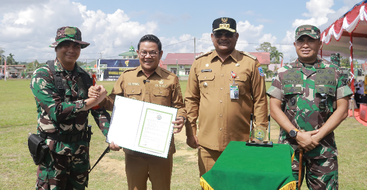 Industri pariwisata di Indonesia memiliki potensi yang sangat besar untuk meningkatkan perekonomian lokal dan nasional. Salah satu daerah yang sedang berusaha mengembangkan potensinya adalah Provinsi Bangka Belitung. Di bawah kepemimpinan Penjabat (Pj) Gubernur, pemerintah provinsi ini berkolaborasi dengan TNI untuk membuka destinasi wisata baru yang diharapkan dapat menarik perhatian wisatawan domestik maupun mancanegara. Dengan latar belakang alam yang indah ditambah dengan kearifan lokal yang kaya, kolaborasi ini bertujuan untuk meningkatkan daya tarik wisata serta memberikan manfaat bagi masyarakat sekitar. Artikel ini akan membahas lebih dalam mengenai kolaborasi tersebut, mulai dari perencanaan, pelaksanaan, hingga dampaknya terhadap masyarakat dan lingkungan. 1. Perencanaan dan Strategi Pembukaan Wisata Baru Perencanaan adalah langkah awal yang penting dalam setiap proyek pengembangan wisata. Dalam konteks pembukaan wisata baru di Bangka Belitung, Pj Gubernur melakukan berbagai inisiatif strategis untuk memastikan bahwa proyek ini dapat berjalan dengan baik dan sesuai dengan harapan. Salah satu langkah awal yang diambil adalah melakukan survei lokasi yang berpotensi untuk dikembangkan menjadi objek wisata. Setelah melakukan survei, pihak pemerintah dan TNI melakukan analisis mengenai daya tarik dari lokasi tersebut. Misalnya, keindahan alam, aksesibilitas, serta potensi kegiatan wisata yang dapat dilakukan. Dalam hal ini, pihak TNI berperan dalam memberikan dukungan logistik dan keamanan, yang merupakan aspek penting dalam pengembangan pariwisata. Keberadaan TNI di lokasi-lokasi wisata diharapkan dapat meningkatkan rasa aman bagi pengunjung, sekaligus menjadi bentuk partisipasi aktif dalam pembangunan daerah. Di samping itu, untuk mendukung perencanaan ini, Pj Gubernur juga menggandeng ahli pariwisata dan pengembang lokal untuk merumuskan rencana pengembangan yang berkelanjutan. Rencana ini tidak hanya mencakup pembangunan infrastruktur wisata, tetapi juga mencakup elemen-elemen penting seperti pengelolaan lingkungan, pelatihan bagi masyarakat lokal dalam industri pariwisata, serta promosi destinasi wisata yang baru. Kolaborasi antara pemerintah dan TNI dalam perencanaan ini juga mencakup aspek sosial, seperti pemberdayaan masyarakat lokal. Melalui program pelatihan, masyarakat diharapkan bisa menjadi pemandu wisata, pengelola homestay, atau pelaku usaha kecil lainnya yang mendukung industri pariwisata. Dengan demikian, pembukaan wisata baru ini tidak hanya memberikan keuntungan bagi pemerintah, tetapi juga meningkatkan taraf hidup masyarakat sekitar. 2. Pelaksanaan Proyek Wisata Bersama TNI Setelah perencanaan matang dilakukan, tahap selanjutnya adalah pelaksanaan proyek wisata. Pj Gubernur bersama TNI bekerja sama dalam berbagai aspek mulai dari pembangunan infrastruktur, penyediaan fasilitas, hingga kegiatan promosi. Salah satu bentuk pelaksanaan yang signifikan adalah pembangunan jalan akses menuju lokasi wisata yang baru dibuka. Pj Gubernur menyadari bahwa aksesibilitas adalah salah satu kunci utama dalam menarik wisatawan. TNI, melalui berbagai satuan, turut serta dalam pembangunan infrastruktur ini. Mereka tidak hanya membantu dalam pengerjaan fisik, tetapi juga memberikan dukungan dalam hal penanganan keamanan selama proses pembangunan. Dengan adanya TNI, masyarakat pun merasa lebih tenang, karena kehadiran mereka bisa menjadi jaminan keamanan. Selain pembangunan infrastruktur, pelaksanaan juga melibatkan penyediaan fasilitas pendukung seperti area parkir, toilet umum, serta tempat istirahat. Hal ini sangat penting untuk kenyamanan pengunjung. Pj Gubernur juga memastikan bahwa dalam proses pembangunan ini, aspek lingkungan tetap diperhatikan. Misalnya, penggunaan material ramah lingkungan dan pengelolaan limbah yang baik. Kegiatan promosi juga menjadi bagian dari pelaksanaan proyek wisata. Melalui berbagai media, baik konvensional maupun digital, pemerintah melakukan kampanye untuk memperkenalkan destinasi baru ini kepada masyarakat luas. Keterlibatan influencer dan pelaku industri pariwisata juga dimanfaatkan untuk menarik perhatian lebih banyak orang. TNI berperan dalam mengadakan berbagai acara yang melibatkan masyarakat, sehingga menciptakan rasa kepemilikan dan kebanggaan terhadap wisata yang dibuka. 3. Dampak terhadap Masyarakat Lokal dan Lingkungan Setiap proyek pembangunan pasti memiliki dampak, baik positif maupun negatif. Dalam konteks pembukaan wisata baru di Bangka Belitung, dampak terhadap masyarakat lokal dan lingkungan menjadi perhatian utama bagi Pj Gubernur dan TNI. Dari segi positif, pembukaan wisata baru ini diharapkan dapat menciptakan lapangan kerja baru bagi masyarakat sekitar. Dengan adanya peluang kerja dalam sektor pariwisata, pendapatan masyarakat dapat meningkat. Selain itu, pemberdayaan masyarakat melalui pelatihan yang dilakukan oleh pemerintah dan TNI juga menjadi kunci dalam menciptakan sumber daya manusia yang berkualitas. Masyarakat diharapkan tidak hanya menjadi objek wisata, tetapi juga pelaku aktif yang terlibat dalam pengembangan pariwisata di daerahnya. Hal ini dapat meningkatkan kesejahteraan dan mengurangi angka pengangguran. Namun, dampak negatif juga perlu diantisipasi. Salah satu tantangan yang dihadapi adalah potensi kerusakan lingkungan akibat pembangunan infrastruktur dan peningkatan jumlah pengunjung. Untuk itu, Pj Gubernur bersama TNI telah merumuskan berbagai langkah mitigasi, seperti pengelolaan limbah, penanaman pohon, dan edukasi kepada pengunjung tentang pentingnya menjaga lingkungan. Program-program pelestarian lingkungan juga menjadi bagian dari strategi pengembangan wisata. Misalnya, pengembangan area konservasi yang dapat dijadikan sebagai tempat edukasi bagi wisatawan tentang flora dan fauna lokal. Dengan cara ini, diharapkan kesadaran masyarakat dan pengunjung akan pentingnya menjaga lingkungan akan semakin meningkat. 4. Prospek dan Tantangan ke Depan Dengan dibukanya destinasi wisata baru, prospek masa depan bagi pariwisata di Bangka Belitung nampak cerah. Pj Gubernur optimis bahwa kolaborasi antara pemerintah dan TNI tidak hanya akan membawa perubahan positif dalam industri pariwisata, tetapi juga memperkuat hubungan antara masyarakat, pemerintah, dan TNI. Keberhasilan ini diharapkan bisa menjadi model bagi daerah lain di Indonesia yang ingin mengembangkan sektor pariwisata mereka. Namun, tantangan tetap ada. Salah satu tantangan utama adalah menjaga keberlanjutan dan kualitas dari destinasi wisata yang telah dibuka. Pengunjung yang terus meningkat memerlukan perhatian serius dalam hal pengelolaan dan pemeliharaan fasilitas. Selain itu, perlu adanya inovasi dan pengembangan konten wisata yang menarik agar pengunjung tidak hanya datang sekali, tetapi juga ingin kembali. Di samping itu, pemasaran yang efektif juga menjadi tantangan tersendiri. Dengan banyaknya destinasi wisata di Indonesia, Bangka Belitung harus memiliki strategi pemasaran yang unik dan menarik untuk menonjol di antara destinasi lainnya. Pemanfaatan teknologi digital dan media sosial sangat penting dalam upaya ini. Dalam jangka panjang, keberhasilan pembangunan pariwisata di Bangka Belitung tidak hanya diukur dari jumlah pengunjung atau pendapatan, tetapi juga dari dampak sosial dan ekonomi yang positif bagi masyarakat. Dengan komitmen yang kuat dari semua pihak, baik pemerintah, TNI, maupun masyarakat, masa depan pariwisata di Bangka Belitung dapat menjadi lebih baik dan berkelanjutan.